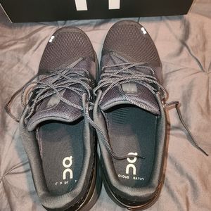 Mens ON Cloud size 11 cloudstratus